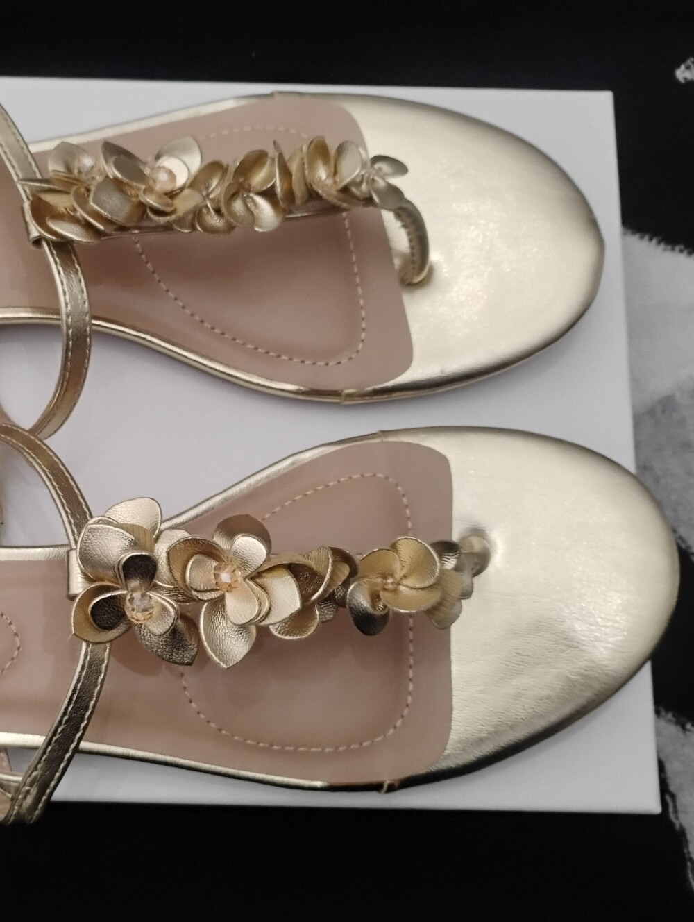 Anne Klein Flavia Iflex Metallic Gold Floral Embellished Thong Sandals Sz 10 NEW - Picture 13 of 16